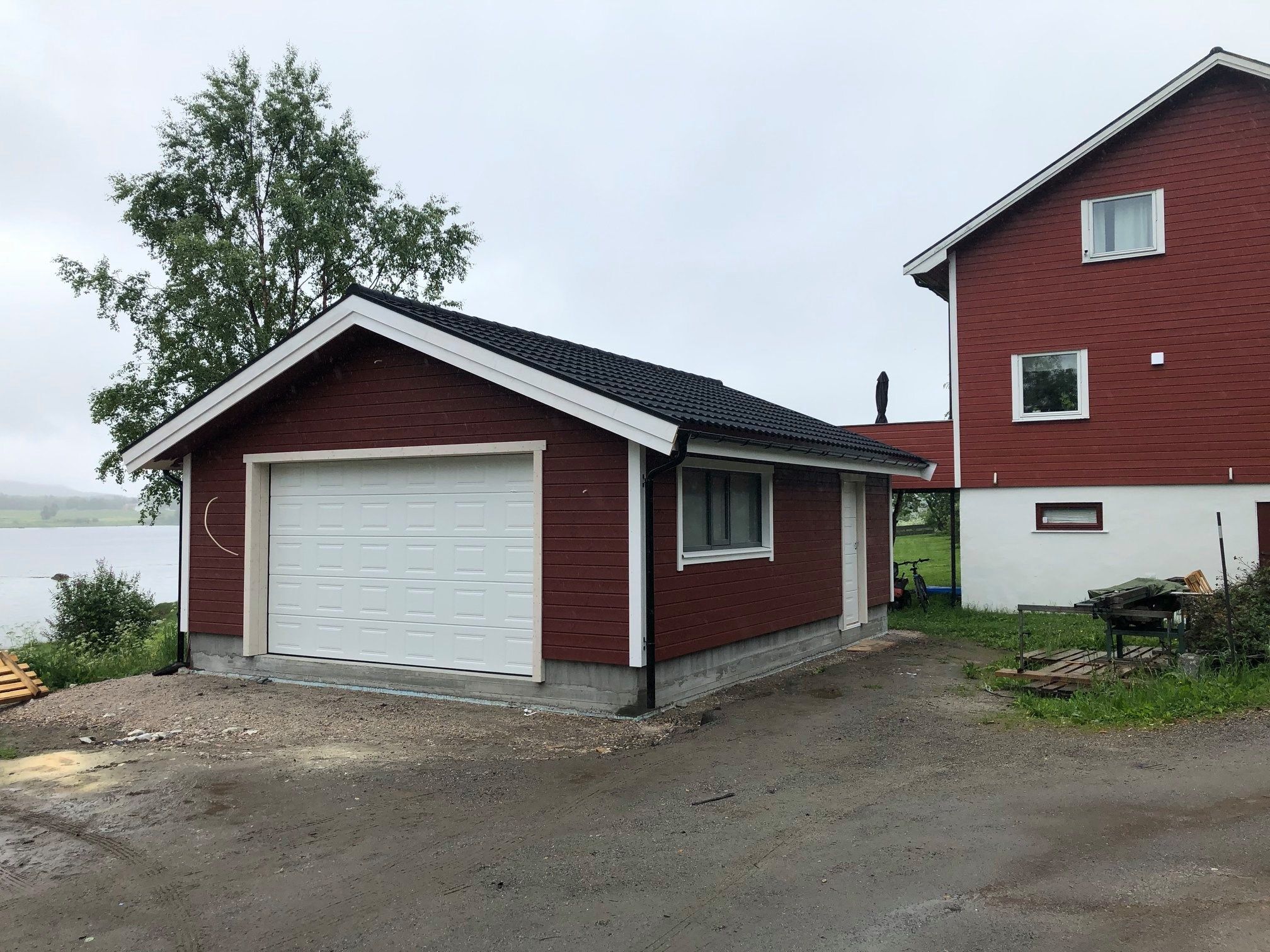 Ferdigbygd garasje med rød trekledning