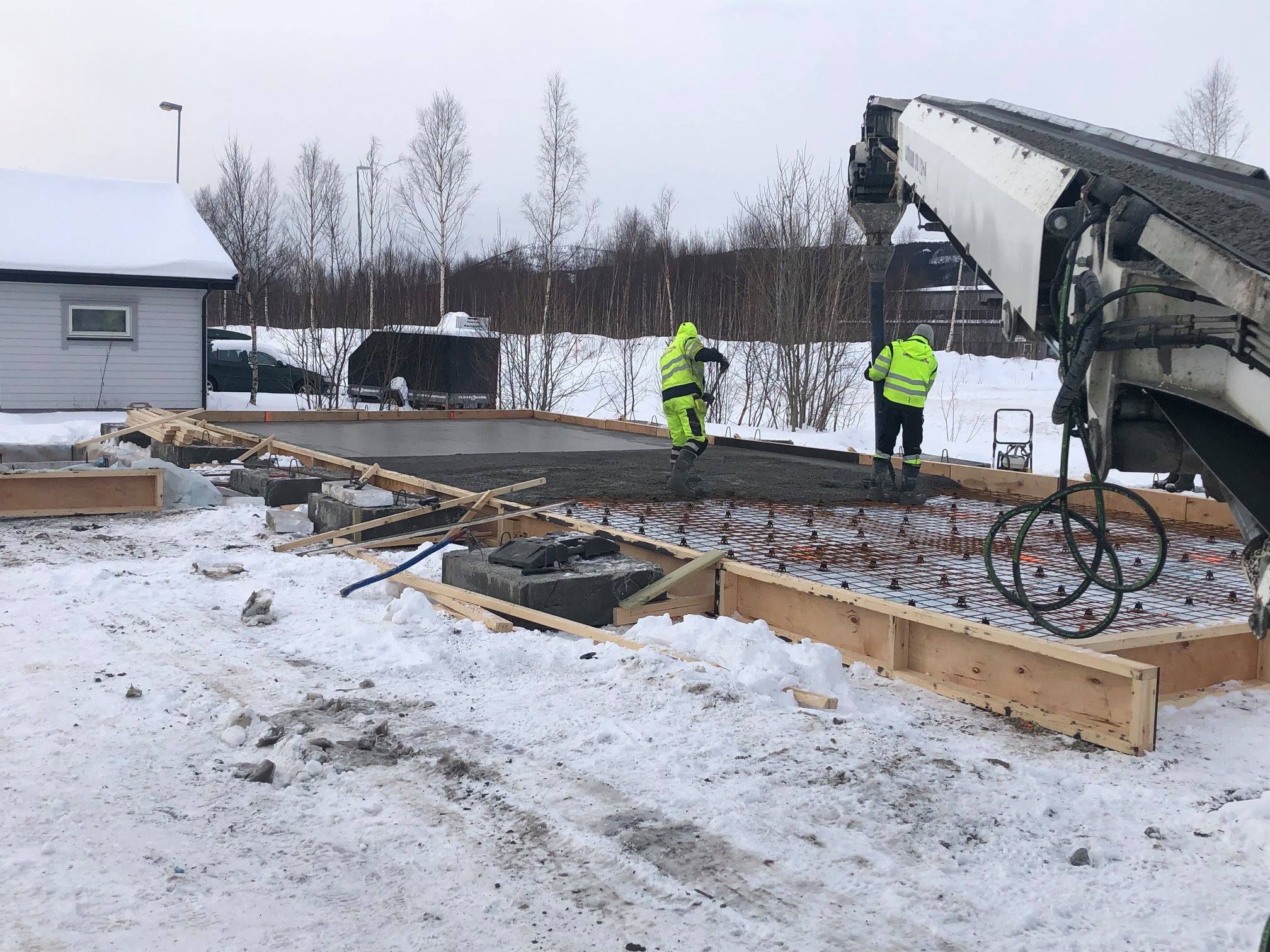 Støping av grunnmur for nybygg i vintervær, Nordland