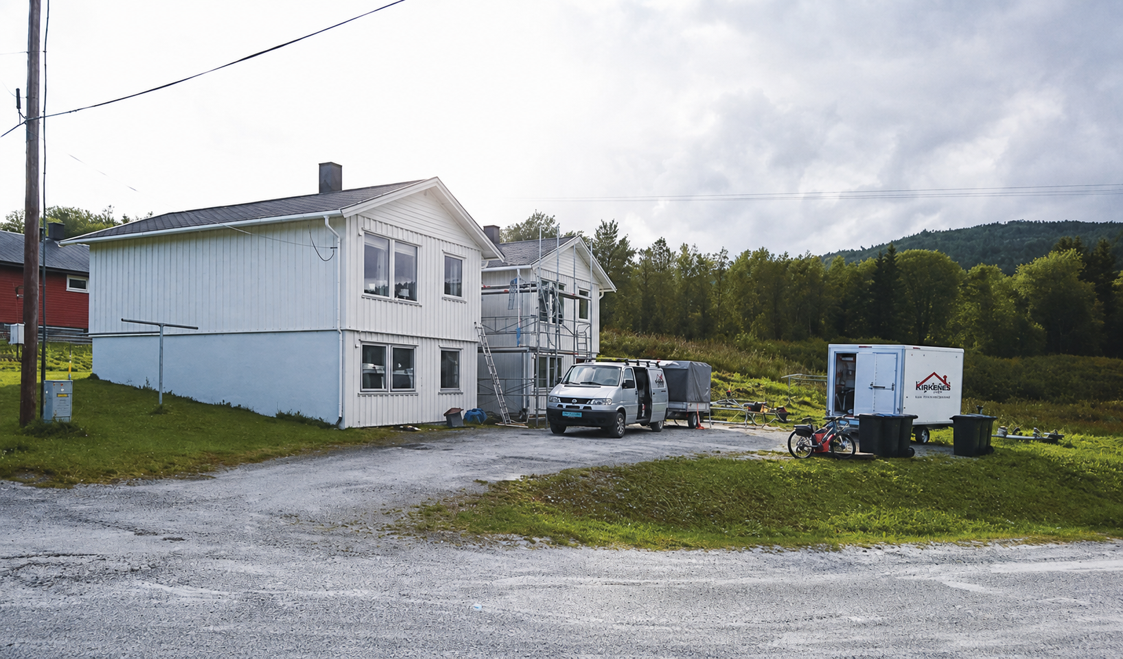 Bolig under arbeid med stillas, firmabil og henger - NorgesBygg AS i Fauske