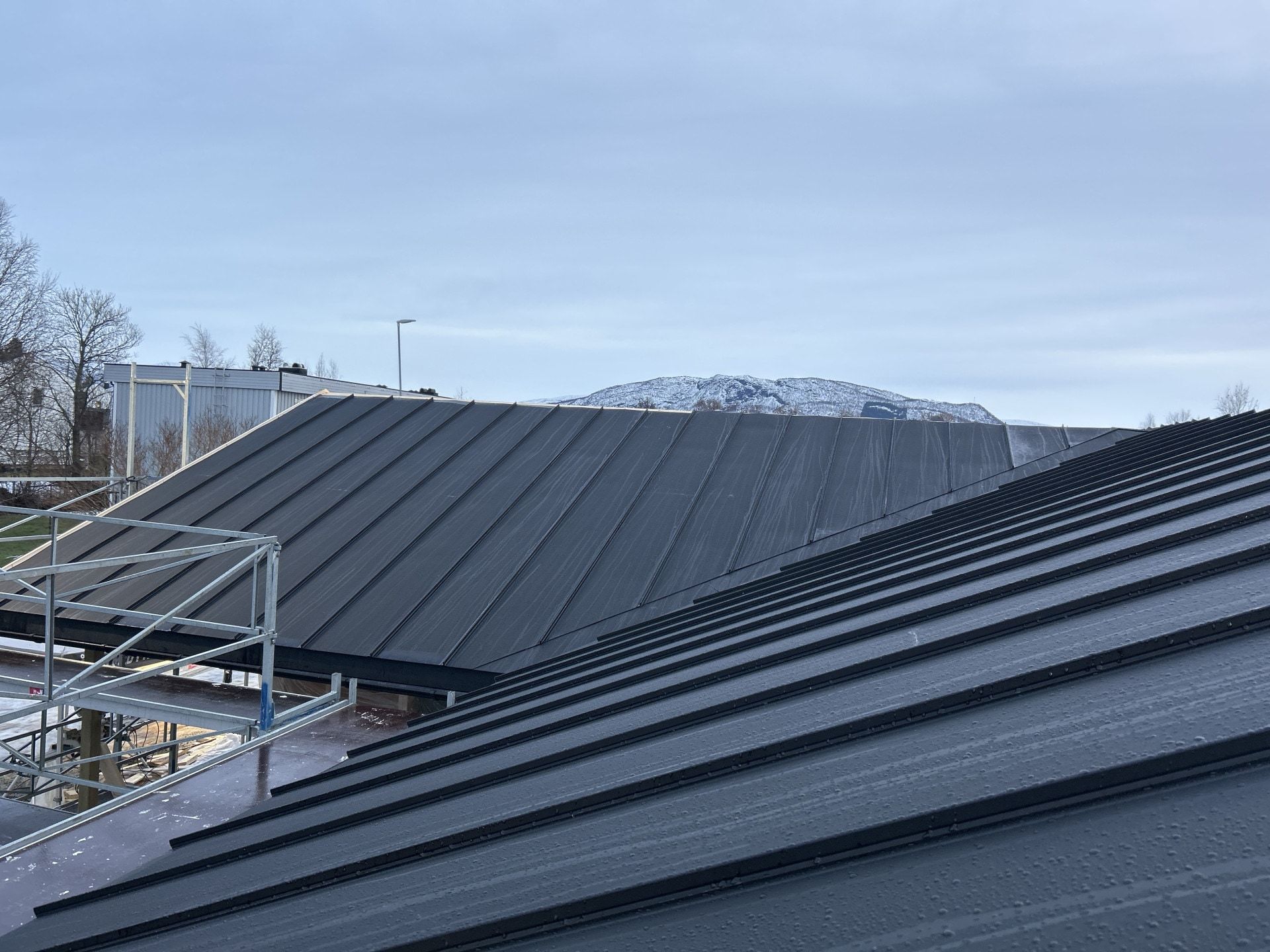 Nytt metalltak lagt om, med fjellutsikt