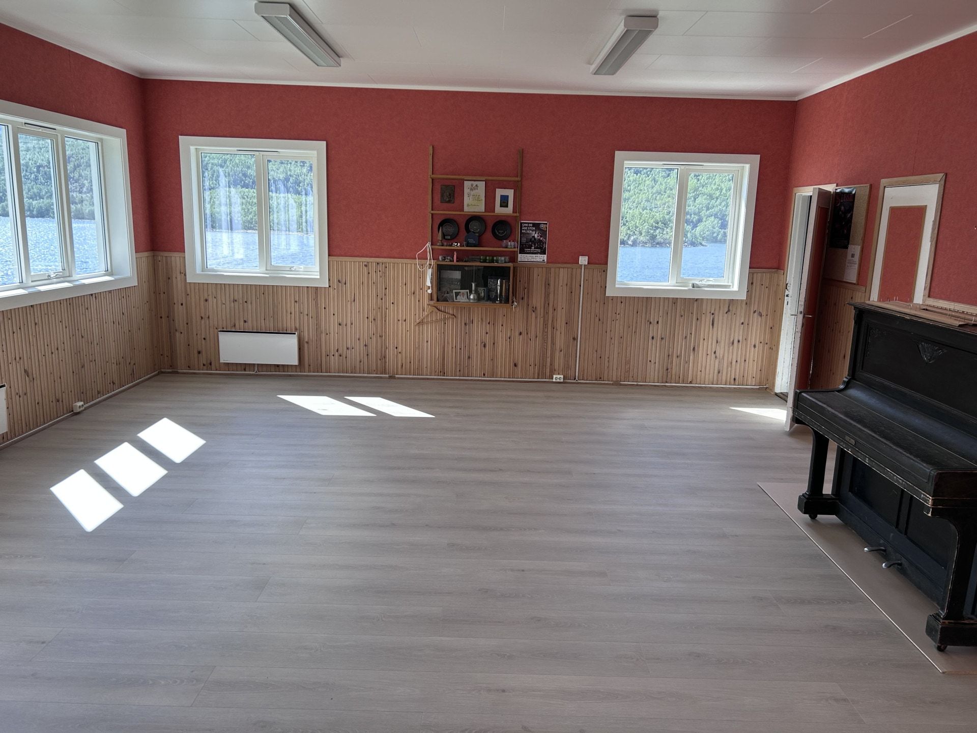 Ferdig renovert rom med nytt gulv og malte vegger