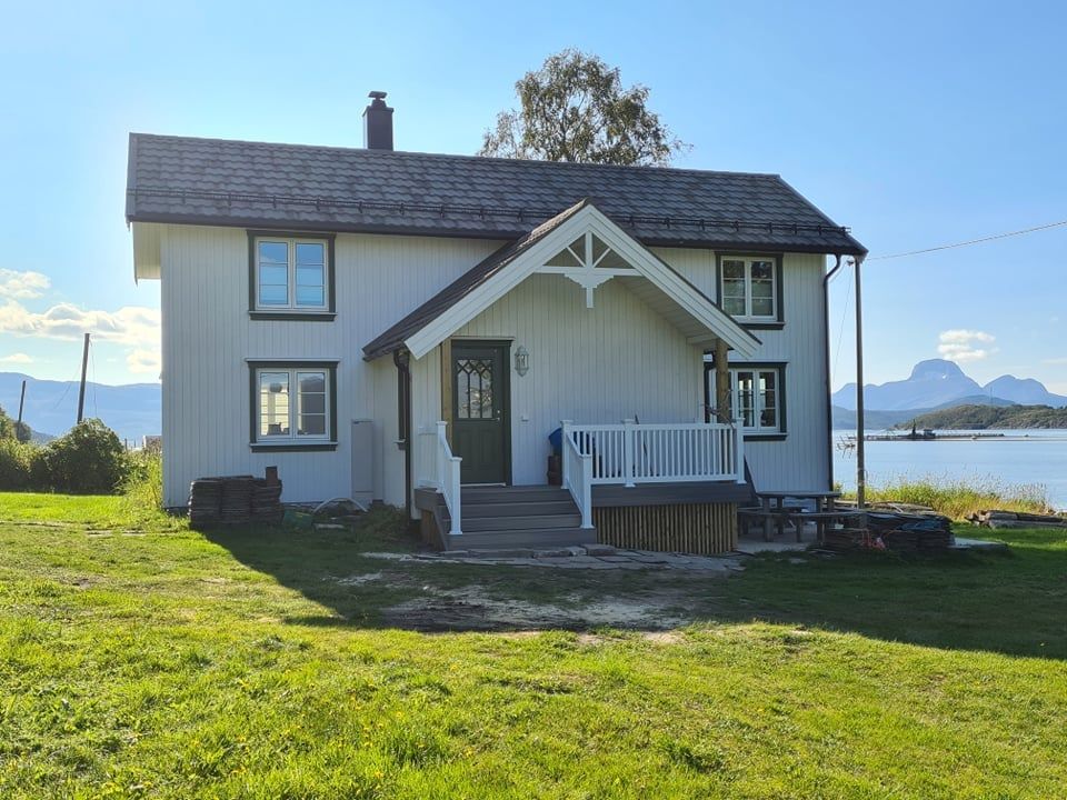 Ferdigstilt enebolig ved fjord og fjell i Nordland
