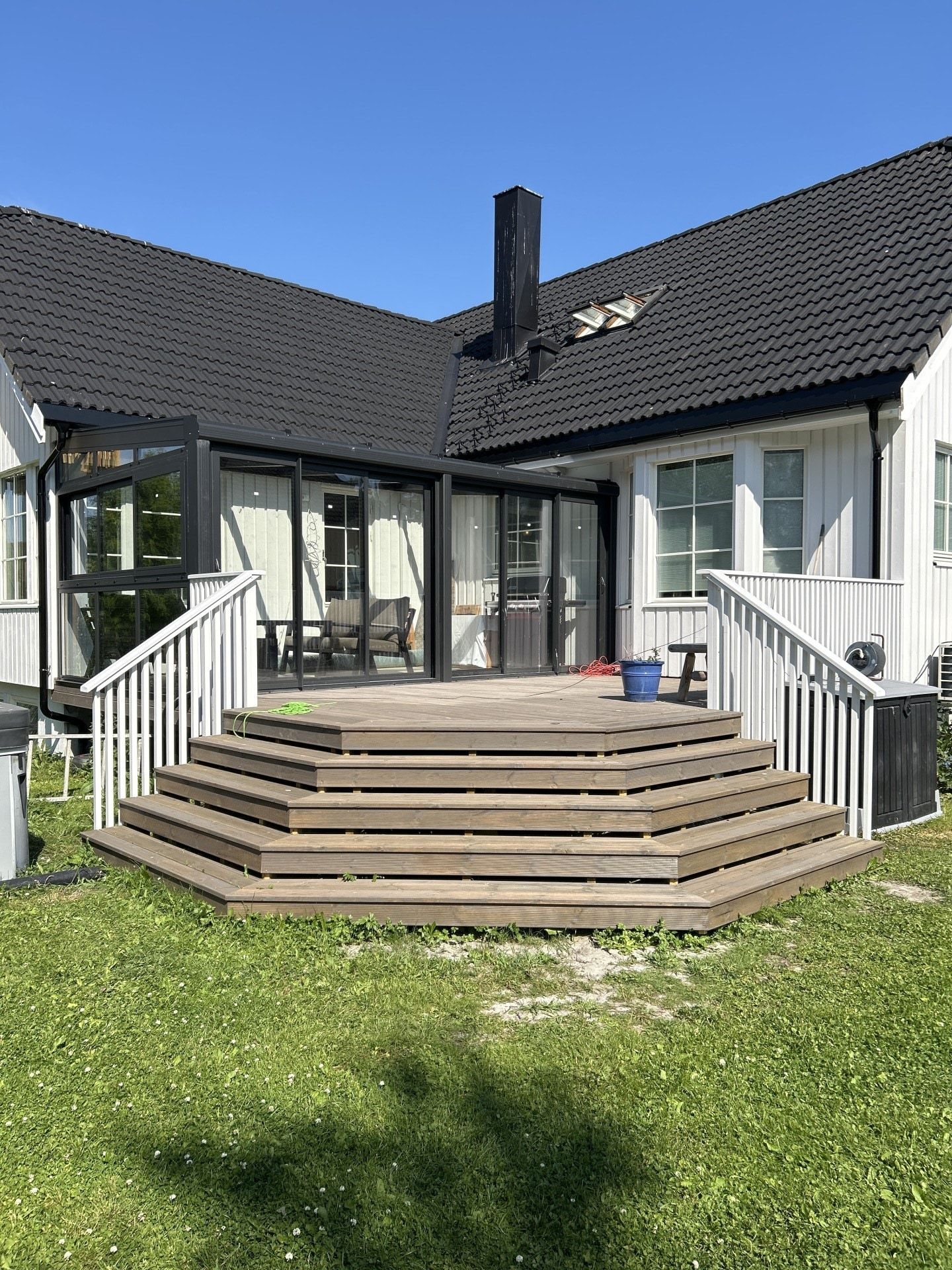 Ferdig terrasse i flere nivåer med trapp ned mot hagen