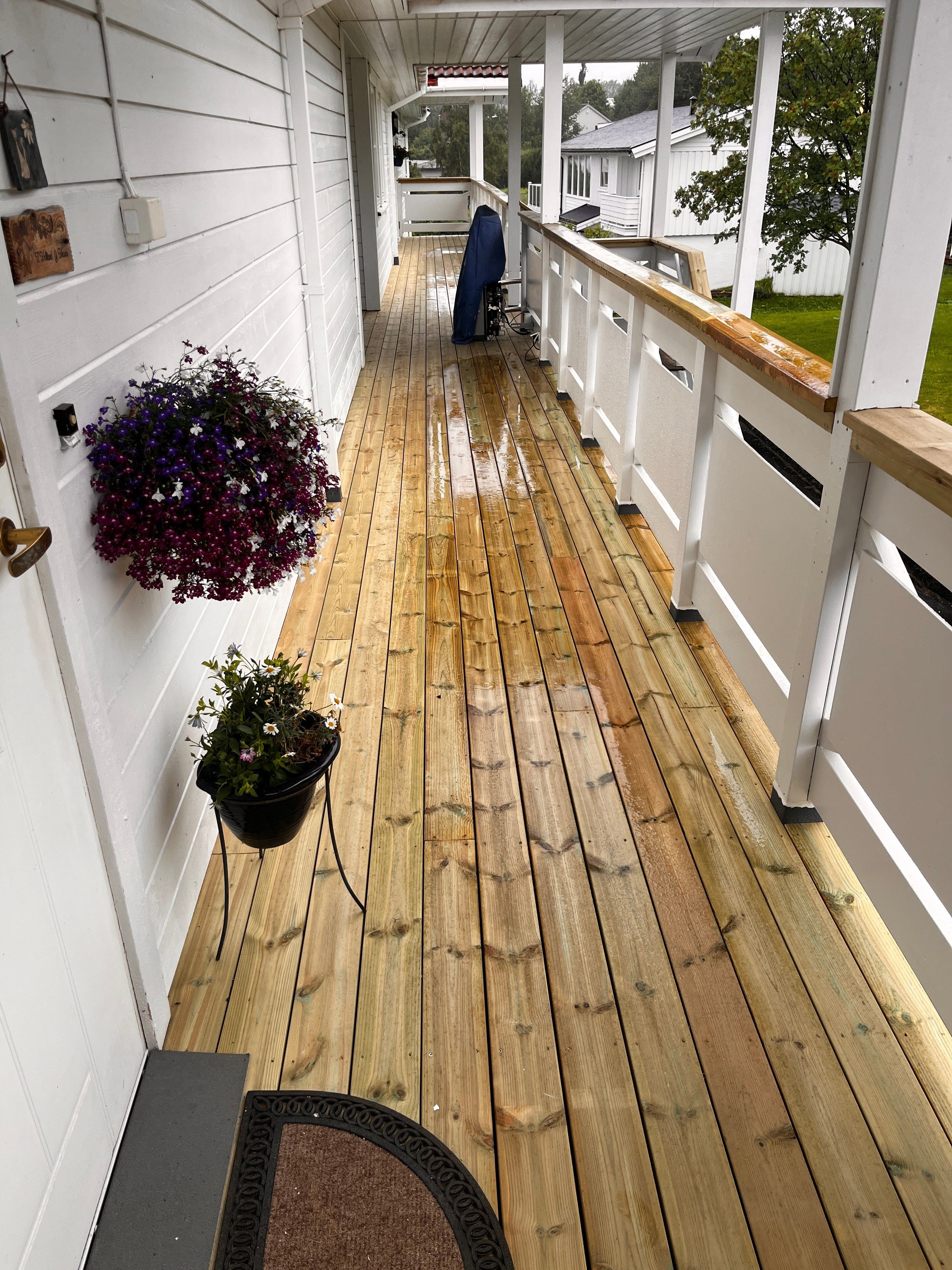 Overbygd uterom med trekledning og pergola